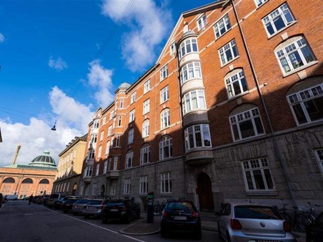 Skøn penthouse med stor tagterrasse og udsigt over Københavns tårne, København V, København
