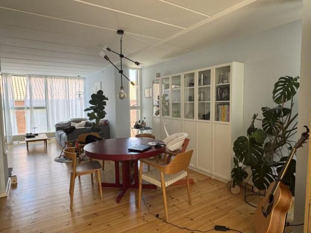 Skøn 2½ værelses lejlighed med stor sydvendt tagterrasse midt i Aarhus