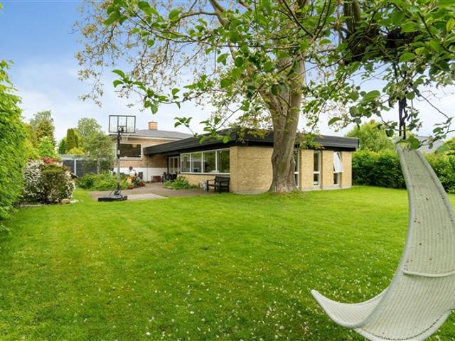 Skønt hus på 283 etagemeter med pragtfuld have, Virum, København
