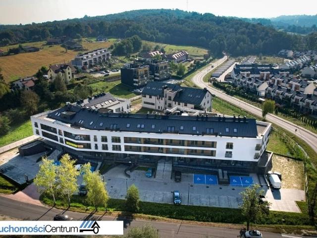 Lokal usługowy 515 m2 z witrynami, parkingiem i odnawialnymi źródłami energii