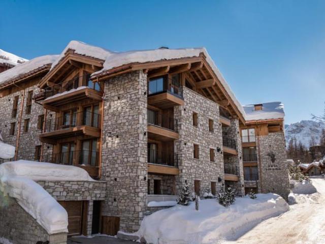 Ski in/Ski out à Val d'Isère: appartement moderne de 178 m² avec jacuzzi et terrasses ensoleillée