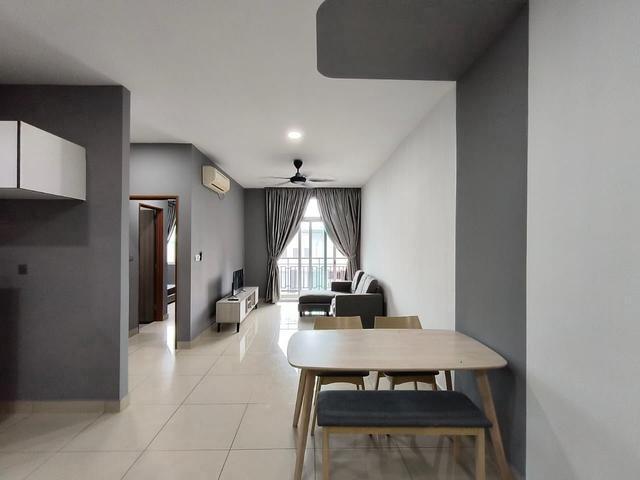 SKS Habitat Apartment Larkin New Painted Mid Floor Near CIQ