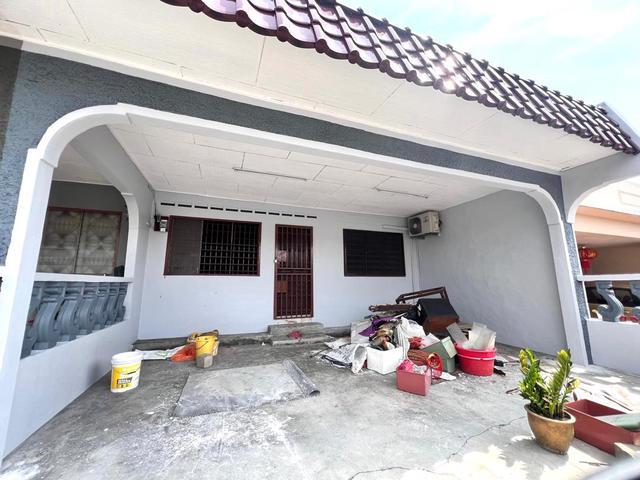 Skudai Tun Aminah Single Storey House 4B2B Newly Painted for RENT
