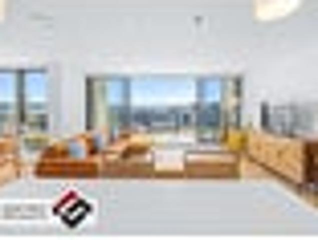 Sky High Luxury with Unbeatable Harbour Views!
