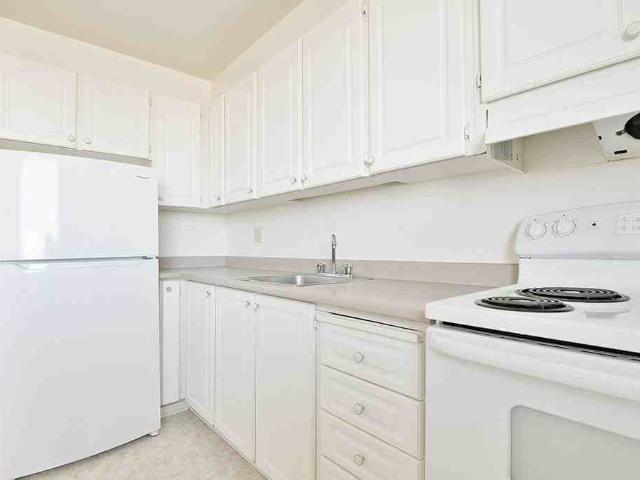 Skyline 3 Bedroom Apartment for Rent at 30 Eleanor Dr, Ottawa, ON K2E 7E5 Skyline