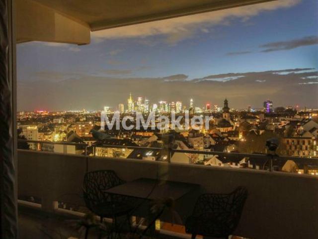Skylineblick im 10. OG: Stilvoll modernisierte 2 Zimmer Wohnung in Top Lage Frankfurt