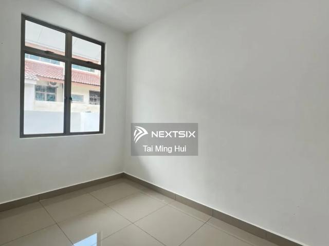 首购族低门槛入手‼️ 入门投资首选 #Pulai Utama Low Cost Flat 650sqft【3房2厕】Freehold️ Non bumi 原装单位＋新油漆 整体干净整洁 靠近UTM 可直接出租或自住 租RM700 卖价RM138K nego