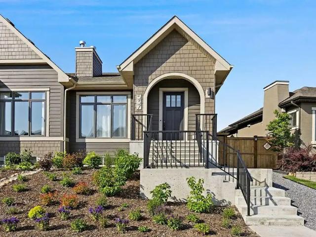 SHOW HOME CONDITION 3 BED/2.5 BATH ATTACHED BUNGALOW DBL GARAGE LAKE ACCESS