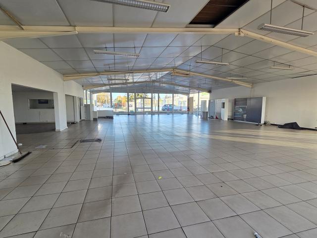 Super SHOWROM 334 m2, en zone artisanale et commerciale a fort passage