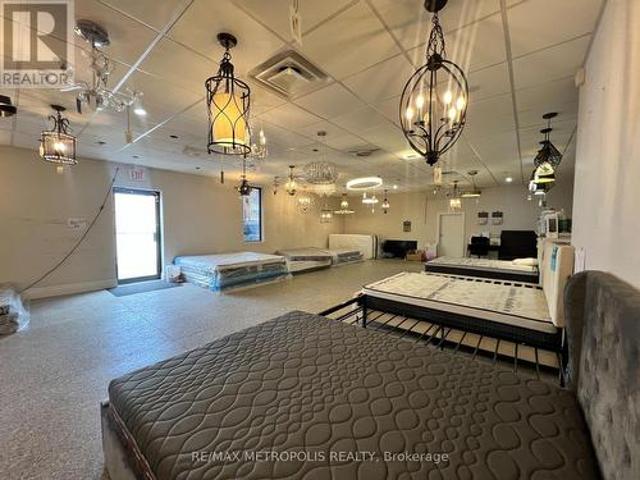 Showroom 551 York Street, London East, ON, N6B 1R6 commercial for lease | Listing ID X13576 | Royal LePage