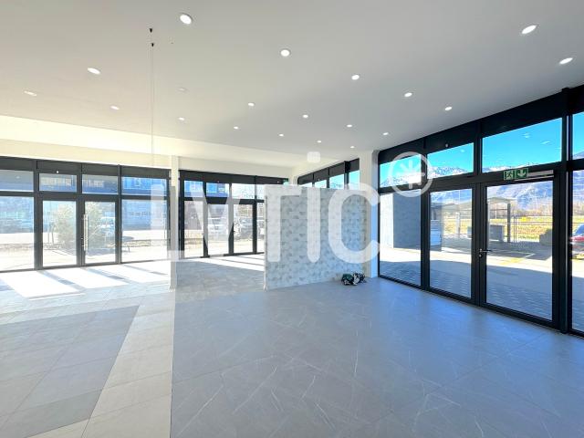 Showroom, Büros, Werkstatt von 225 m2 zu vermieten in der Nähe von Villeneuve