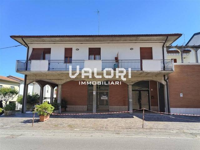 Showroom in vendita a Faenza