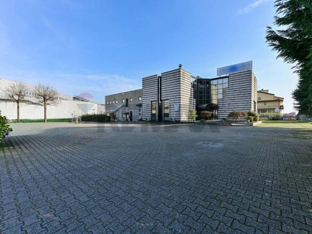 Showroom in affitto a Cernusco Sul Naviglio