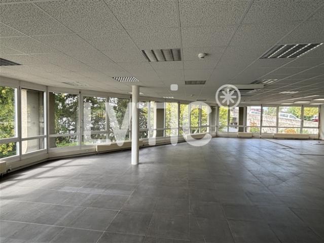 Showroom, Lager, Büros von 640 m2 zu vermieten in Crissier