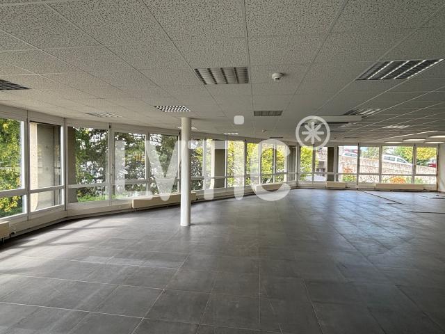 Showroom, Lager, Büros von 640 m2 zu vermieten in Crissier