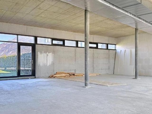 Shopping center for rent in Saxon Ref 33992 | dreamo. Ch
