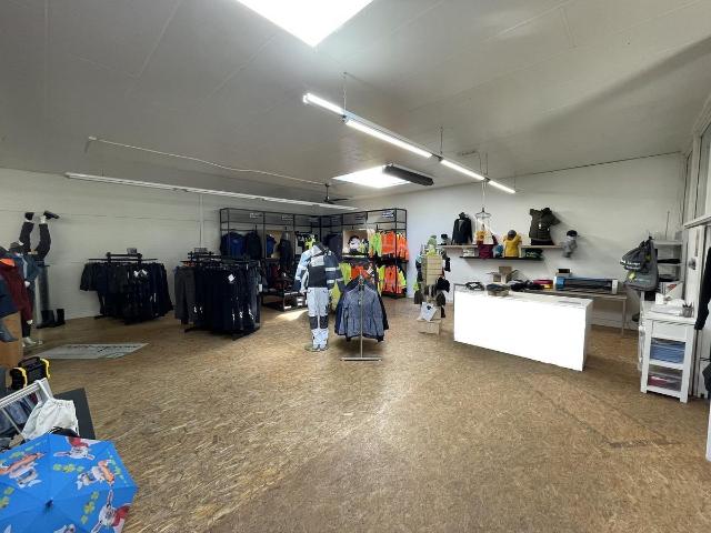 Shopping center with 2 rooms for rent in Altendorf 270 m² | dreamo. Ch