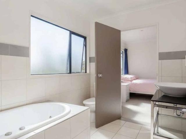 Short term, 4 bedroom + 1 study townhouse