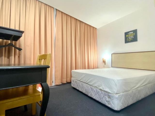 Shah alam private hotel style cozy master bedroom with private bathroom