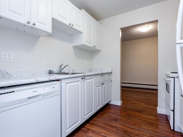 Shannon Gardens Apartments 2 Bedroom Apartment for Rent at 11831 80 Ave, Delta, BC V4C 7X6 Scottsdale