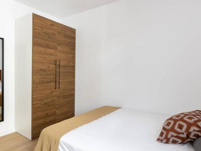 Shared Living/Roommate 8 Dormitorio Barcelona Barcelona ES102437876