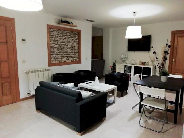 Shared room with private balcony in Bordadores