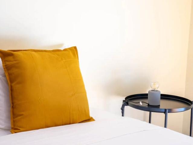 Shared room in a 6 bedroom apartment for rent in Porto