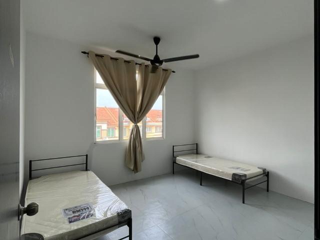 Sharing Master Room at Taman Bachang Baru, Batu Berendam