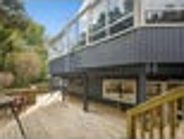 Shelly Park Retreat: Modern, Renovated, Effortless