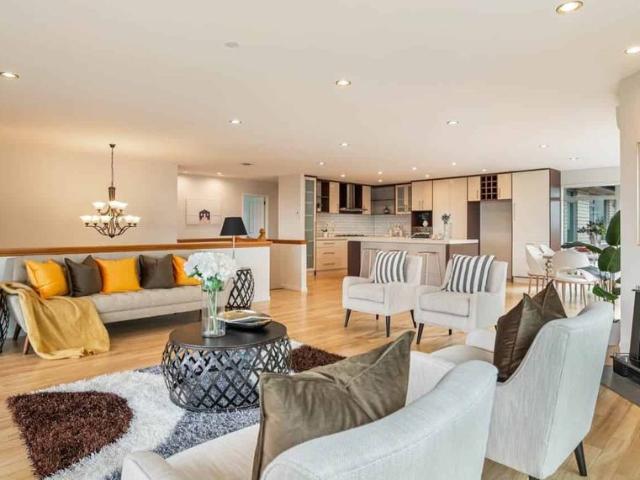 SHE'S BIG, SHE'S BOLD, SHE'S SPACIOUS 5 BEDROOM, 3 LOUNGES, 3 BATHROOMS OREWA
