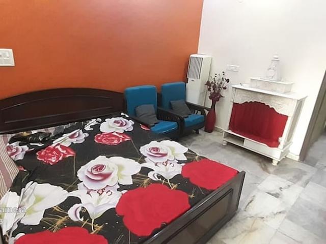 Shivalik 2 Bedroom 200 Sq. Yd. Apartment in Shivalik Colony Delhi Listing ID: #10225