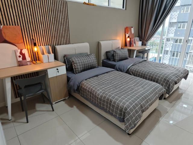 Shuttle bus to Help Uni | 10 mins to Subang Airport/Kota Damansara/Sg Buloh, Master Room for rent at Nadayu801