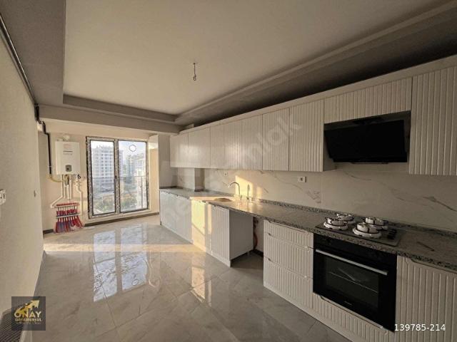 SİTE KONSEPTİN'DE CADDE CEPHELİ 130M2 LÜX 3+1 KİRALIK DAİRE