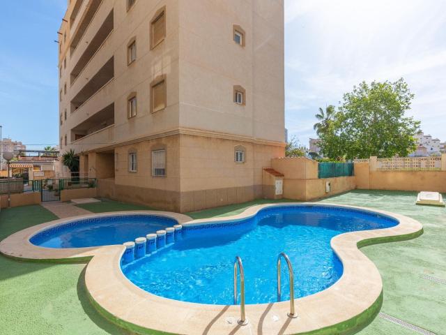 Si buscas luz, altura y tranquilidad, este piso en la sexta. m² Torrevieja