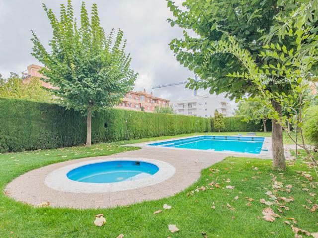 ¡Si buscas un piso con piscina y todas las comodidades en Granada! ✨ este es el tuyo.
