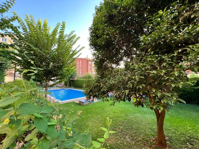 ¡Si buscas un piso con piscina y todas las comodidades en Granada! ✨ este es el tuyo.