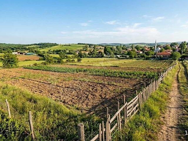 SİLİVRİ AKÖREN'DE İÇİNDE EVİ OLAN 2895 M2 YERİ BELLİ ARAZİ