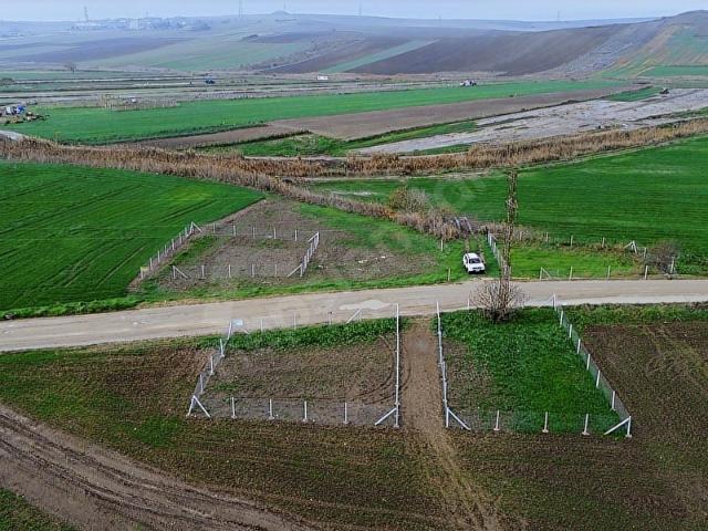 SİLİVRİ DEĞİRMENKÖY'DE 233 M2 RESMİ YOLA CEPHE EKLEKTRİK MEVCUT