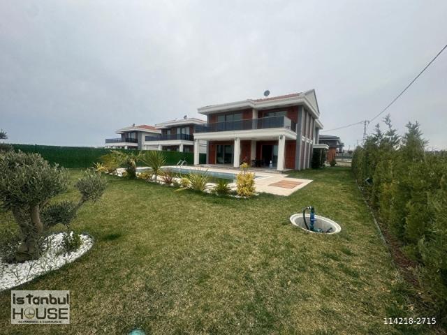 SİLİVRİ SELİMPAŞA'DA SIFIR SİTEDE İSKANLI 7+1 TRİPLEKS VİLLA