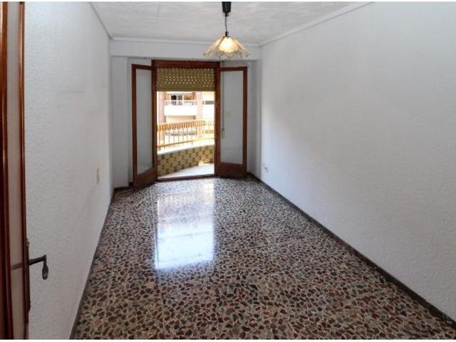 SI LO QUE ANDAS BUSCANDO ES UNA VIVIENDA GRANDE EN UNA CALLE AMPLIA Y EN UNA ZONA ESPECTACULAR PARA