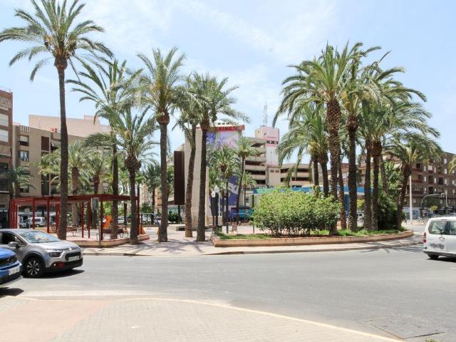 SI LO QUE ANDAS BUSCANDO ES UNA VIVIENDA GRANDE EN UNA CALLE AMPLIA Y EN UNA ZONA ESPECTACULAR PARA HACERTE UN CASA DE ENSUEÑO, ¡NO BUSQUES MAS!