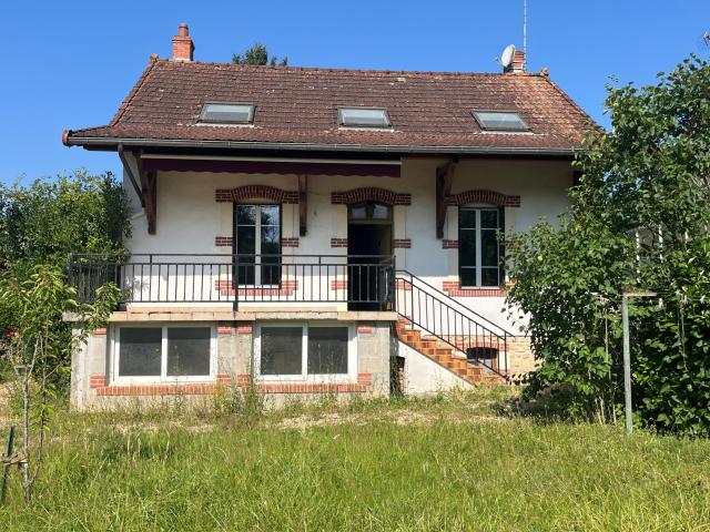 SIMANDRE Proche commerces: villa et dépendances