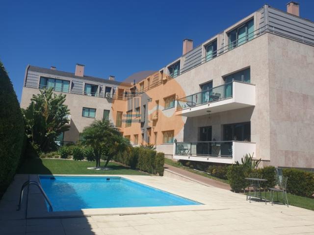 Simpático Apartamento T2 em Condomínio de luxo com Piscina e Jardim. Benfica Lisboa. Excelente localização