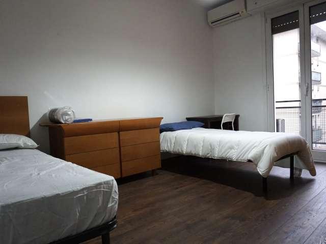 Simpatica camera in affitto in appartamento con 3 camere da letto, Crescenzago