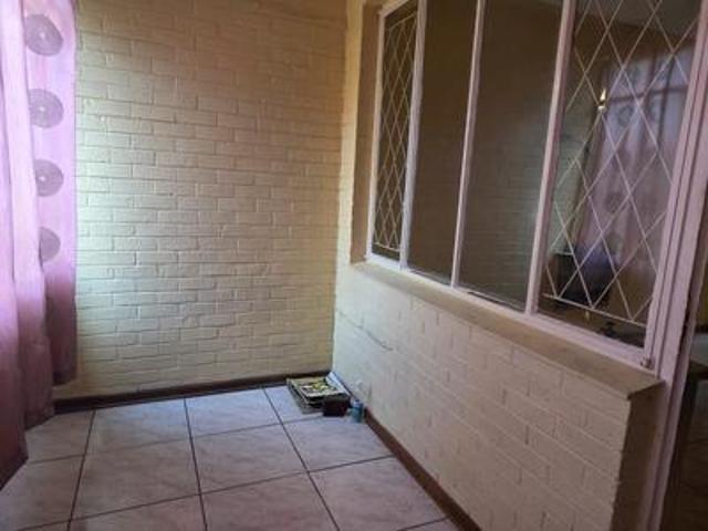 simple one and half bedroom to let i.
