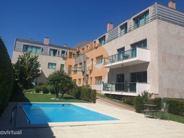Simptico Apartamento T2 em Condomnio de luxo com Piscina e Jardim.