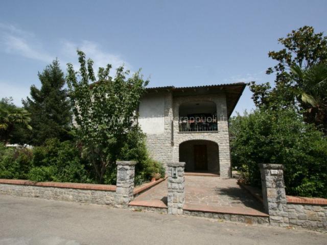 Sinalunga vendesi villa circondata da giardino composta al p. 267m² Sinalunga