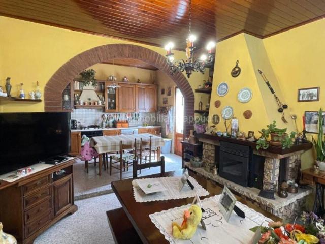 Sinalunga vendesi casa singola di mq 263 composta da due app. 263m² Guazzino
