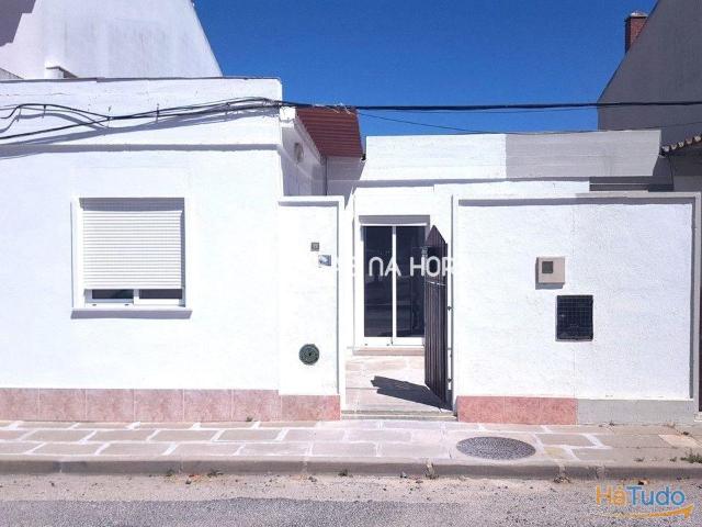 Sines, moradia em banda com 2 quartos para arrendamento. | 26064090828