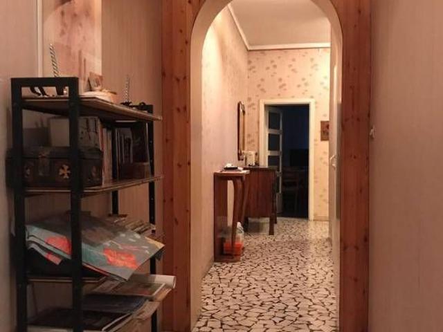 Singola in ampio appartamento in via Riva Reno